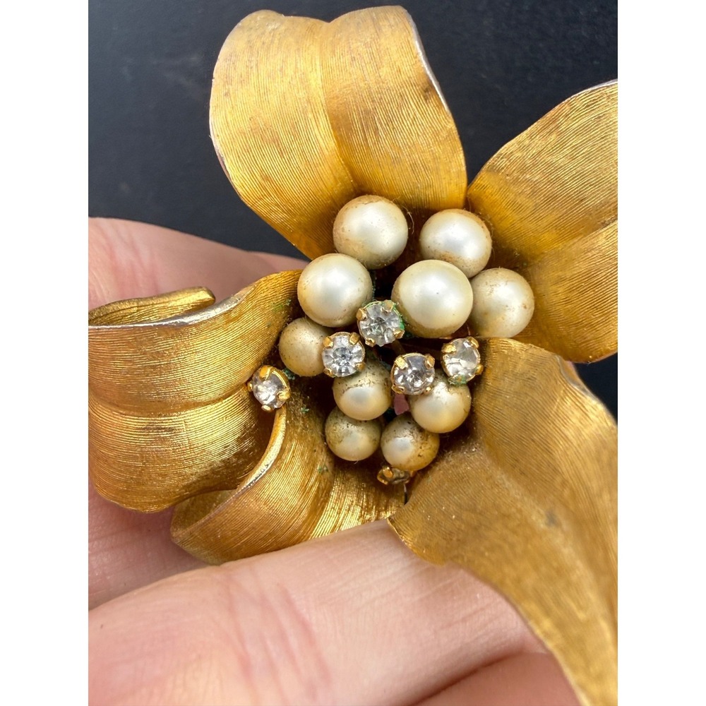 Vintage Kramer Flower Brooch‎ Rhinestone Faux Pearl Gold Tone Flower Signed